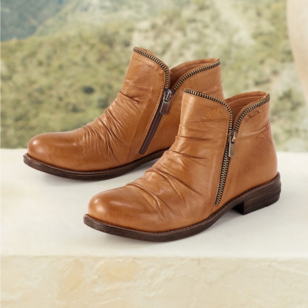 Walk With Me by Coldwater Creek Leather Boots zip closure & trim details Sz 41